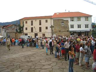 People lining up for their empanadas.